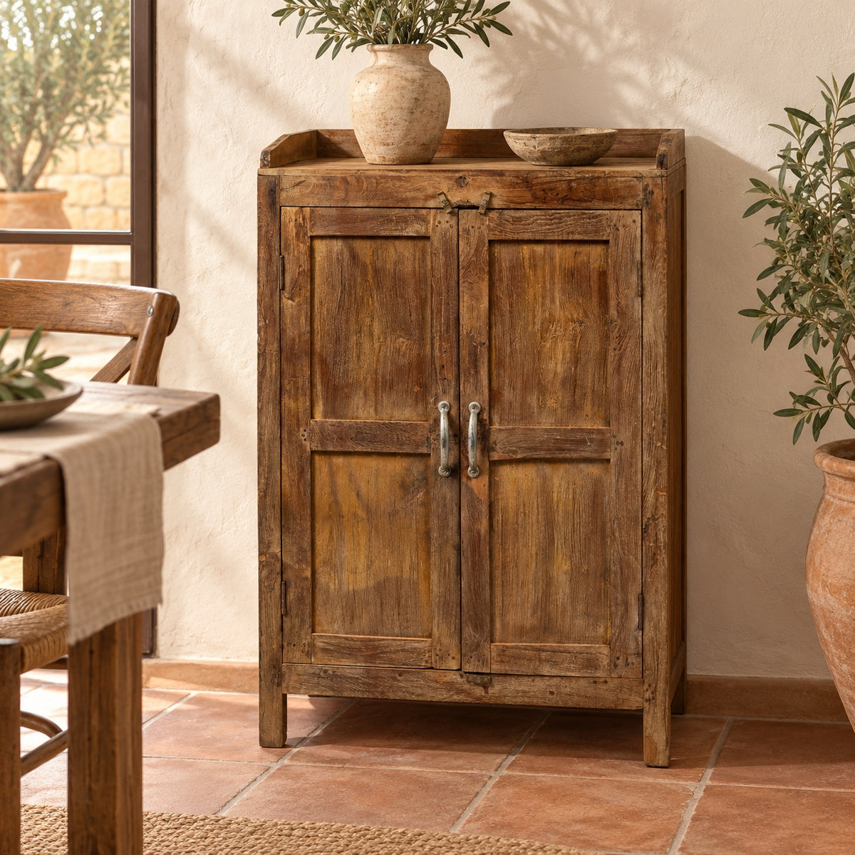 CABINET DUE SPORTELLI CON RIPIANO INTERNO – ambientazione