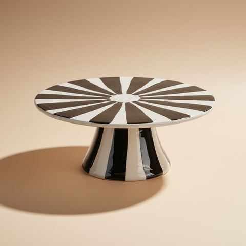 Alzata dolci sunburst bianco e nero su sfondo beige