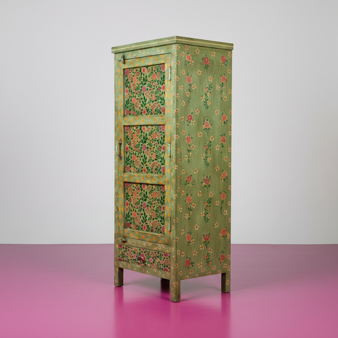 Armadio floreale su pavimento magenta