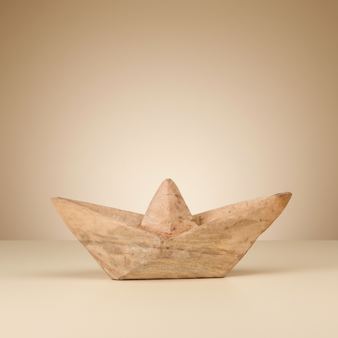 Barchetta legno sfondo beige