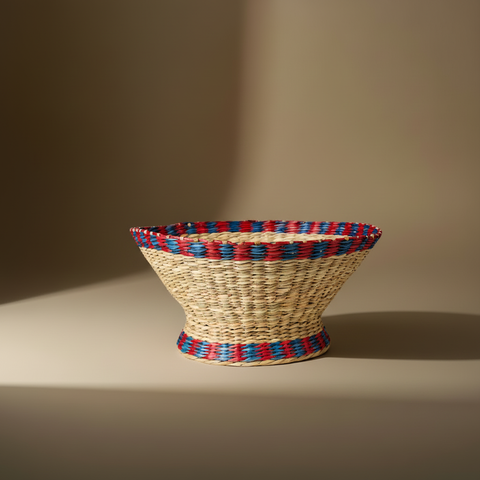 Cesta coppa seagrass rosso-blu - sfondo taupe