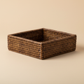 Cesta porta tovaglioli rattan su sfondo beige neutro