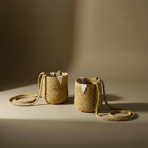 Ceste pensili a terra sfondo taupe