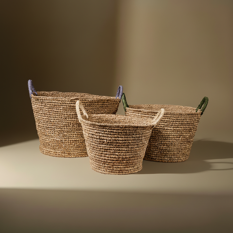 Ceste seagrass manici colorati sfondo taupe