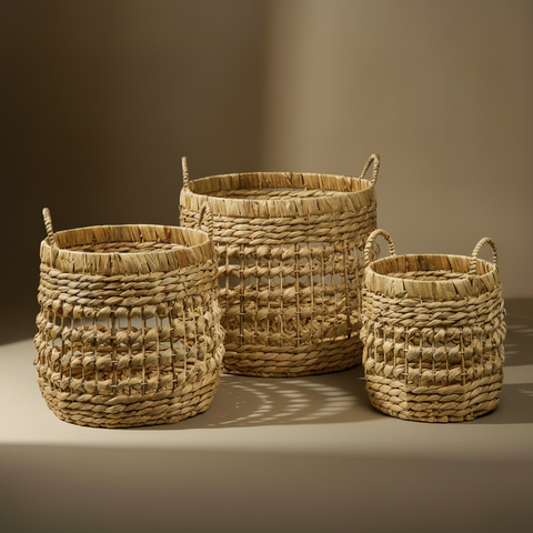 Ceste water hyacinth aperte sfondo taupe