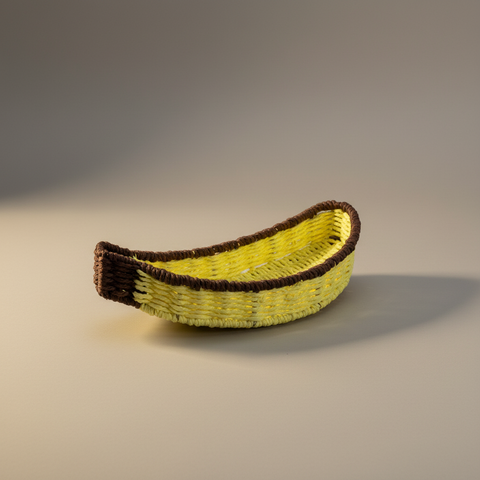 Cestino banana sfondo grigio