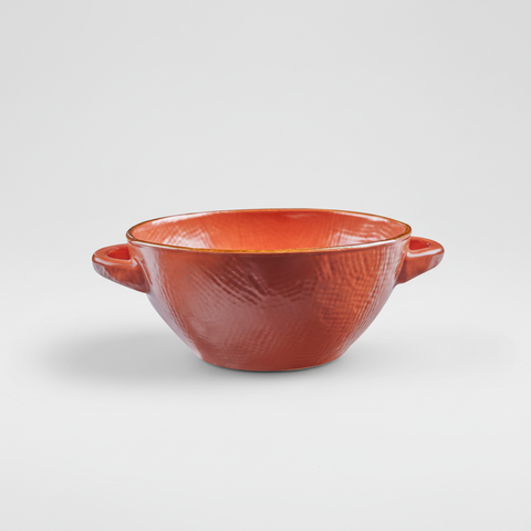 Ciotola arancione su sfondo grigio chiaro