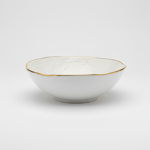 Ciotola ceramica bianca con bordo oro su sfondo grigio chiaro