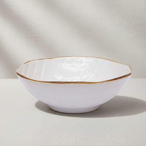 Ciotola ceramica bianca con bordo oro su sfondo grigio