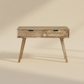 Console in legno su sfondo beige caldo