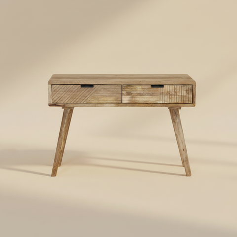 Console in legno su sfondo beige caldo