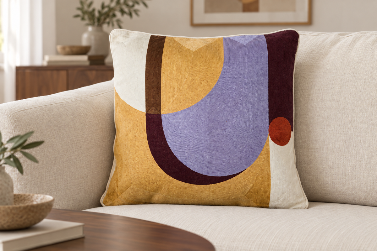Cuscino Embroidery astratto viola ambientato su divano