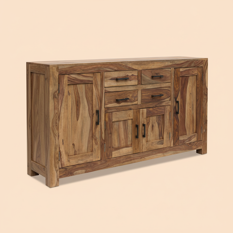 Credenza in legno massello su sfondo neutro