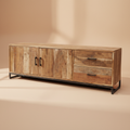 Credenza industriale su sfondo neutro