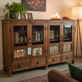 Credenza vetrina maioliche ambientata