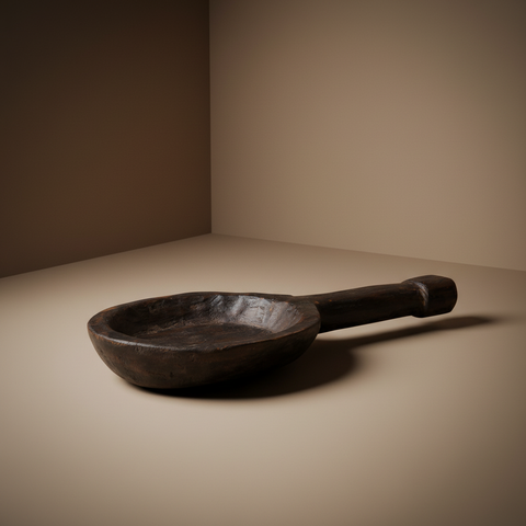 Cucchiaio decorativo legno scuro sfondo neutro