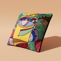 Cuscino artistico multicolore su sfondo beige