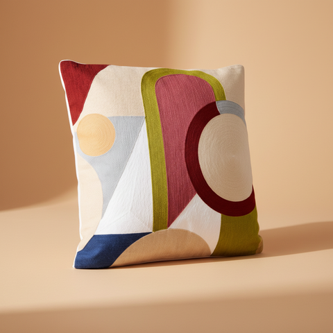Cuscino astratto geometrico multicolore su sfondo beige