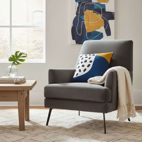 Cuscino astratto pois in ambiente living contemporaneo