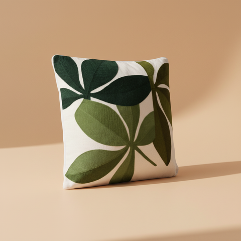 Cuscino botanico verde su sfondo beige