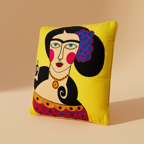 Cuscino donna con gatto su sfondo beige