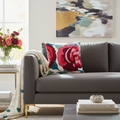 Cuscino floreale in ambiente living contemporaneo