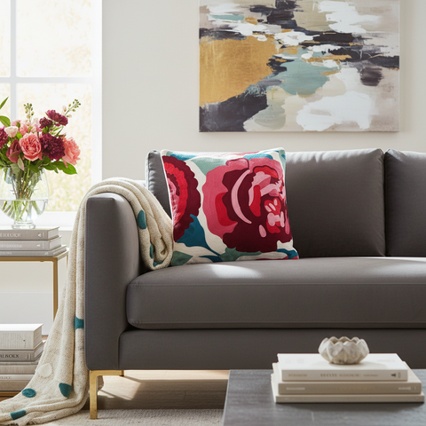 Cuscino floreale in ambiente living contemporaneo