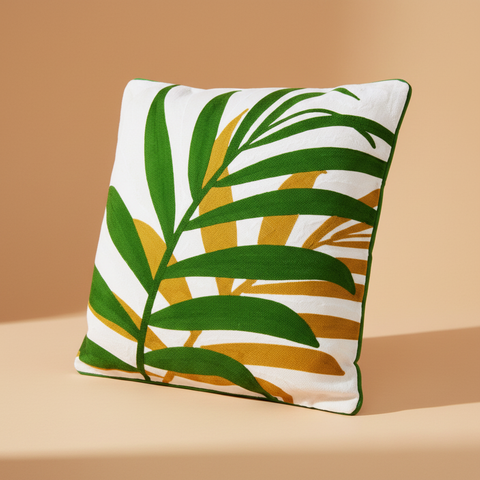 Cuscino tropicale verde e giallo su sfondo beige