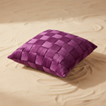 Cuscino viola su sfondo beige