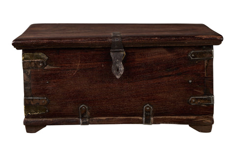 BAULE IN LEGNO MASSELLO CON DETTAGLI IN FERRO