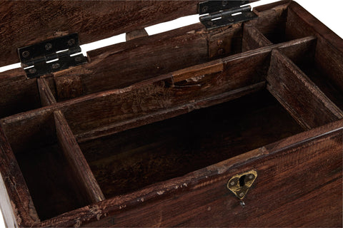 BAULE IN LEGNO MASSELLO CON DETTAGLI IN FERRO