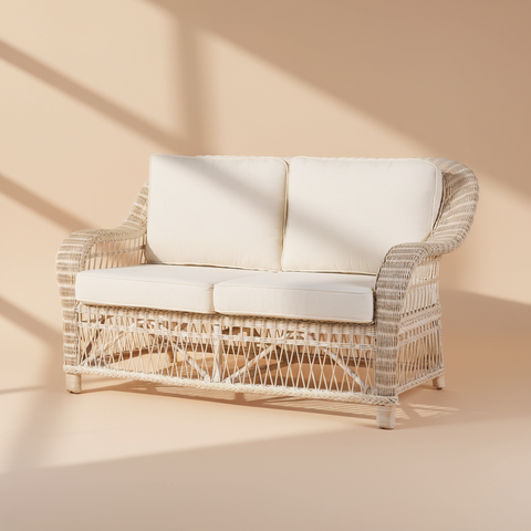 Divano vimini bianco su sfondo beige