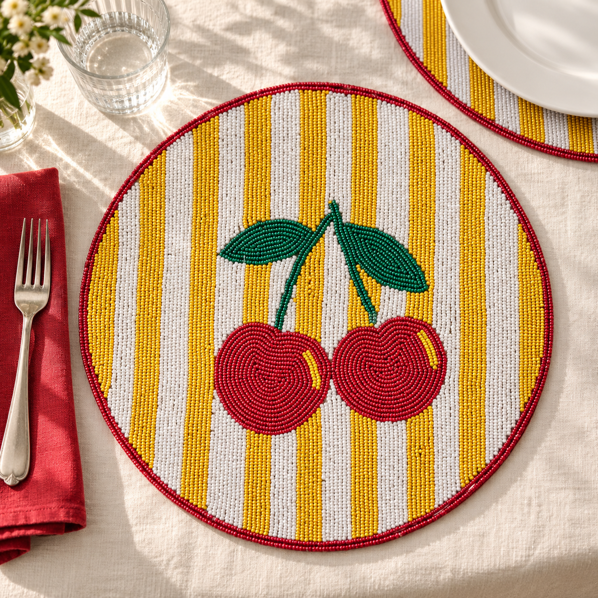 FRUITFUL - SOTTOPIATTI CILIEGIA SET 1/4 RICAMATI CON PERLINE - ambientato sulla tavola