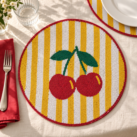 FRUITFUL - SOTTOPIATTI CILIEGIA SET 1/4 RICAMATI CON PERLINE - ambientato sulla tavola