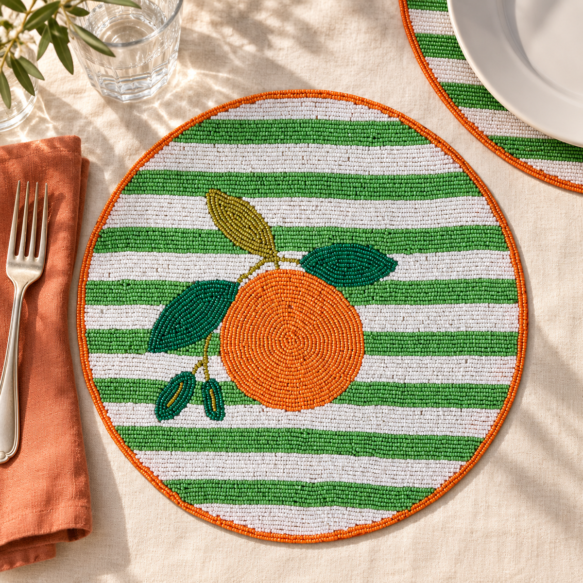 FRUITFUL - SOTTOPIATTI ARANCIA SET 1/4 RICAMATI CON PERLINE - ambientato sulla tavola