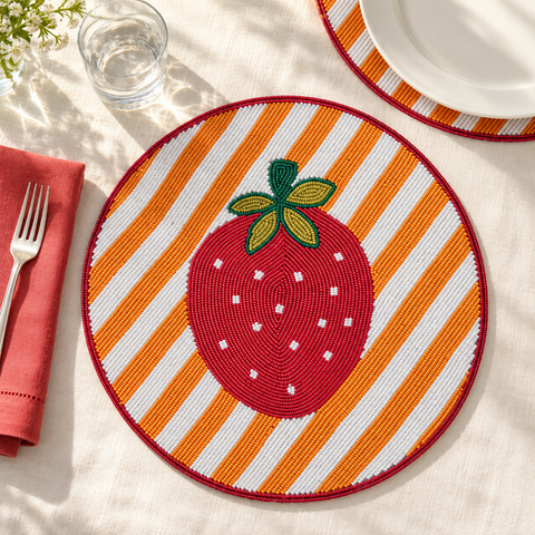 FRUITFUL - SOTTOPIATTI FRAGOLA SET 1/4 RICAMATI CON PERLINE - ambientato sulla tavola