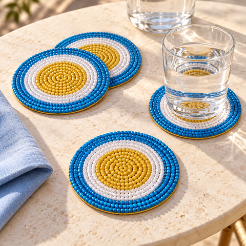 FRUTIFUL - SOTTO BICCHIERI SET 1/4 BLUE E BIANCHI CON PERLINE - ambientato sulla tavola