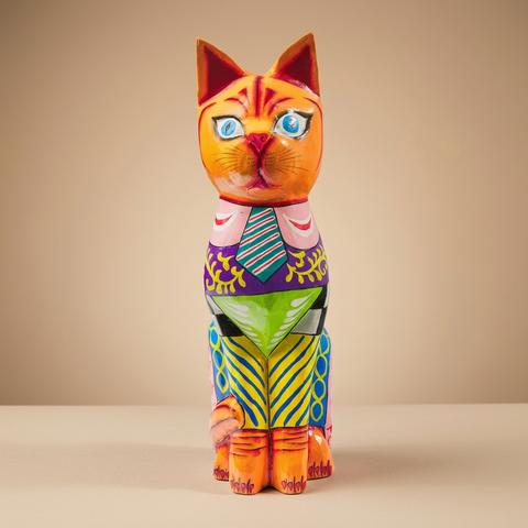 Gatto decorativo su sfondo beige caldo con ombra morbida