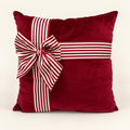 Cuscino Giftpack rosso 45 × 45 cm su fondo avorio