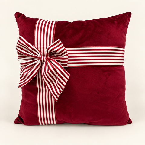 Cuscino Giftpack rosso 45 × 45 cm su fondo avorio