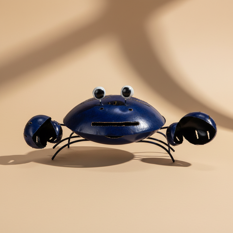 Granchio decorativo blu su sfondo beige