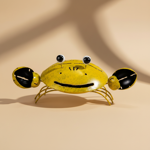 Granchio giallo su sfondo beige