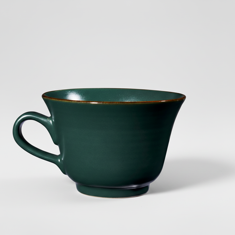 Tazza verde su sfondo grigio