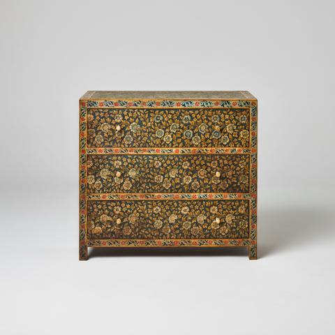 Comò decorato su sfondo grigio chiaro minimal