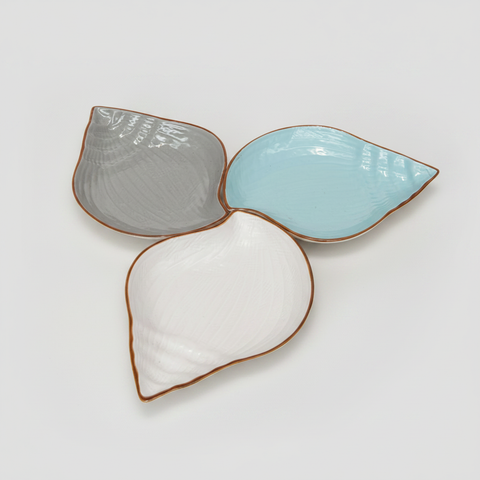 Tre ciotole foglia in ceramica su sfondo grigio con ombra