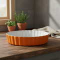 Stampo crostata ceramica arancione ambientato in cucina rustica