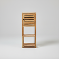 Scaffalino in legno su sfondo grigio chiaro minimal