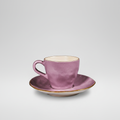 Tazza e piattino in ceramica su sfondo grigio
