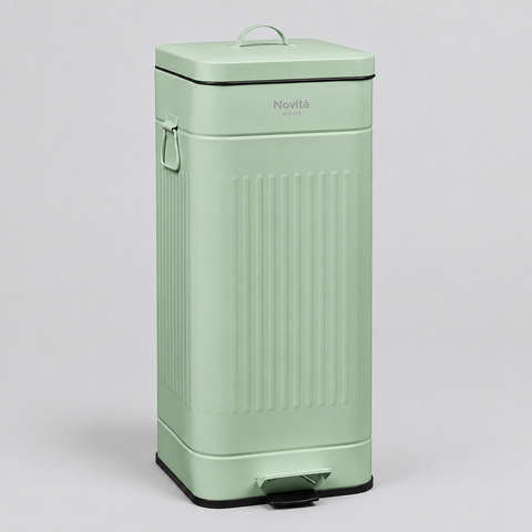 Pattumiera Daily Trash verde salvia da 30 litri su sfondo grigio