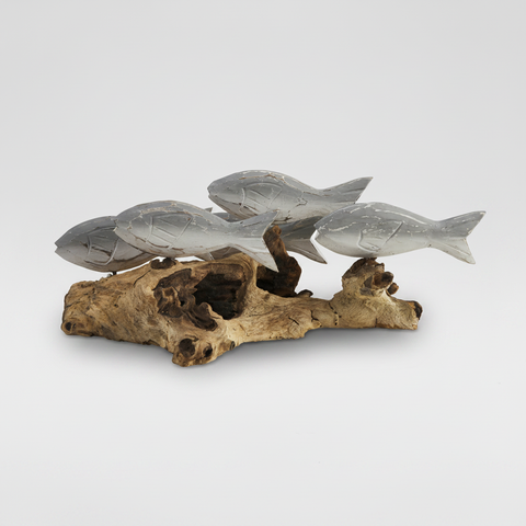 Tre pesci in alluminio su base driftwood su sfondo grigio con ombra